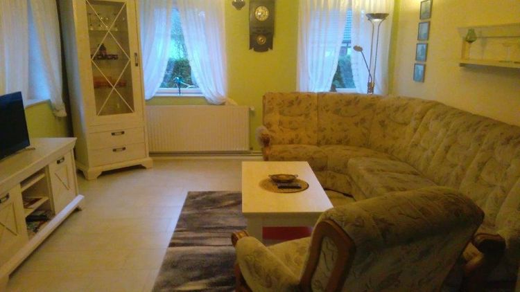 Wohnzimmer mit Sitzecke und Sessel