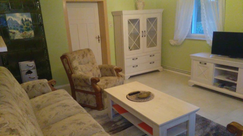 Wohnzimmer mit Sitzecke, Sessel und Fernseher Ferienhaus Siebert