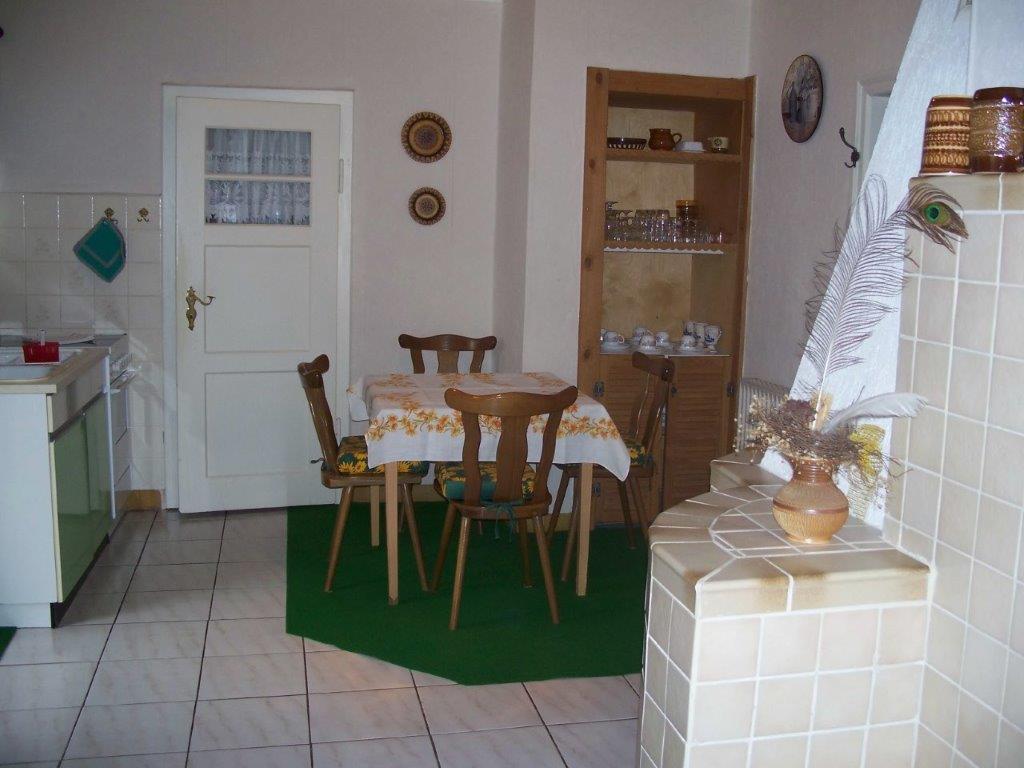 Küche, Essbereich und Ofen des Ferienhauses Siebert in Lohsa