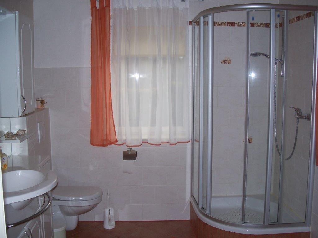 Bad mit Dusche unseres Ferienhauses Siebert in Lohsa