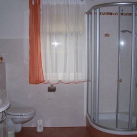 Bad mit Dusche unseres Ferienhauses Siebert in Lohsa