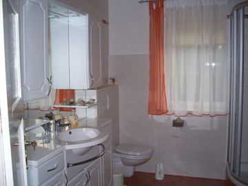 Waschbereich und WC im Ferienhaus Siebert in Lohsa